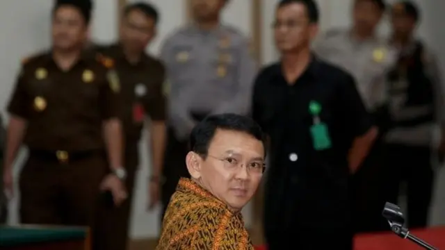 Mantan gubernur Jakarta Basuki Tjahaja Purnama diturunkan, salah satunya oleh kubu Prabowo dengan menggunakan SARA.
