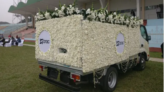 সাদা ফুলে সাজানো একটি অ্যাম্বুলেন্স