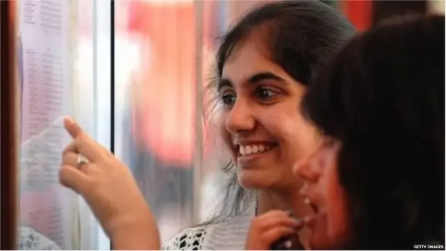 लिस्ट देखतीं लड़कियां