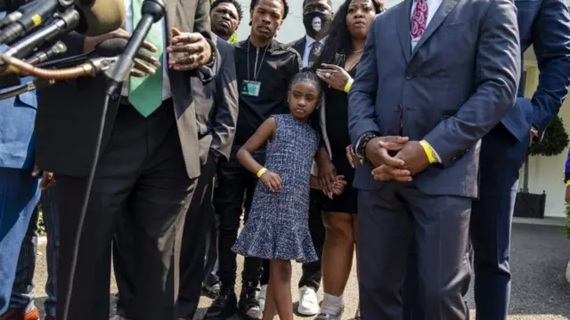 La hija de George Floyd y otros familiares en la Casa Blanca.
