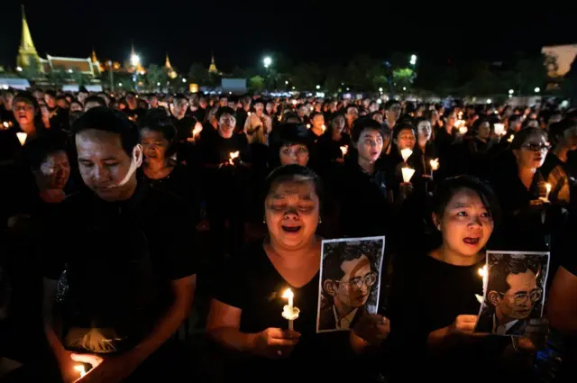 ชาวไทยร่วมพระราชพิธีถวายพระเพลิงพระบรมศพพระบาทสมเด็จพระปรมินทรมหาภูมิพลอดุลยเดช บรมนาถบพิตร