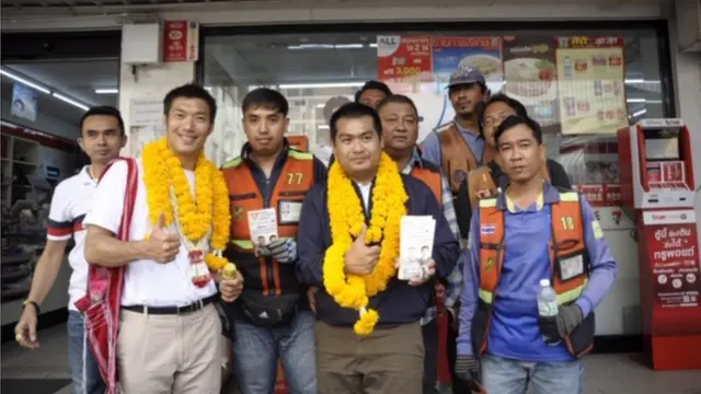 ธนาธร จึงรุ่งเรืองกิจ ช่วยลูกพรรคหาเสียงใน กทม.