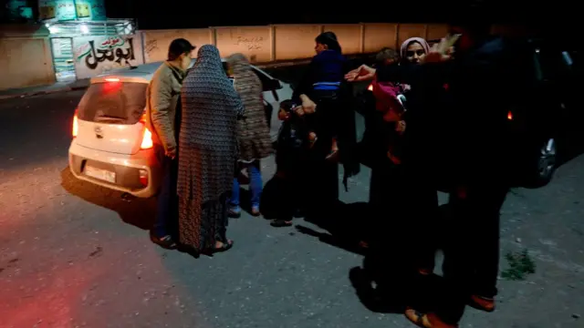 Gazze'nin kuzeyindeki Beyt Lahya'da, İsrail'in hava saldırıları sonrası evlerinden ayrılan Filistinliler