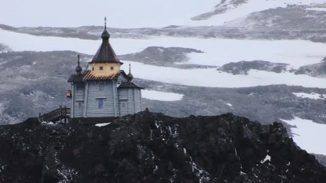 一座俄罗斯东正教堂坐落于一个小斜坡上,在它下面是智利的研究基地