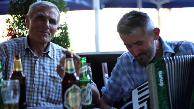 gost i harmonikaš u kafani u Novom Pazaru