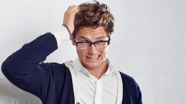 Hombre rascándose la cabeza, confundido