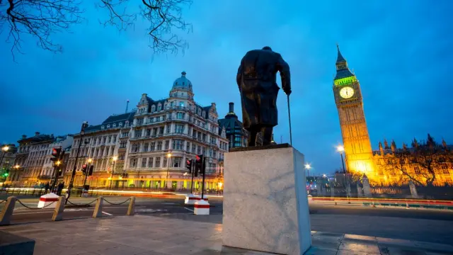 Сейчас Черчилль навечно оставлен взирать на Биг Бен и парламент, в то время как бункер (Cabinet War Rooms), где он работал в самые напряженные годы Второй мировой, открыт для туристов