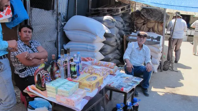 Burada "adi bazar" malları da satılır