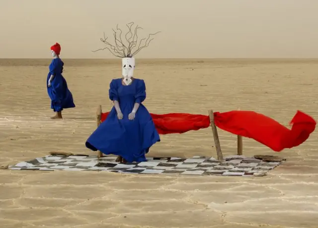 ኣብዚ ስእሊ ዘሎ ካብ ዕንጸይቲ ዝተሰርሐ ዓራት ኣብ ገጠራት ዝነብር ማሕበረሰብ ክሓምም ከሎ ዝድቅሰሉ'ዩ። ናብ ጣብያታት ጥዕና'ውን በዚ ዓራት ተጸይሮም ይውሰዱ።