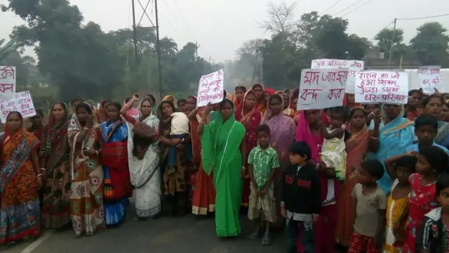 धनबाद में प्रदर्शन करती महिलाएं