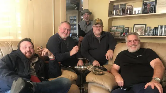 حسن دختر وأصدقائه