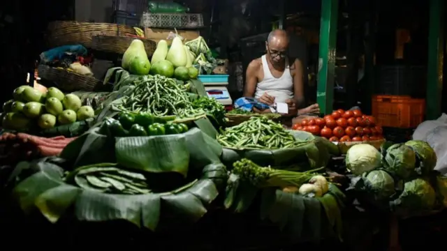 શાકભાજીની દુકાનમાં એક વેપારી