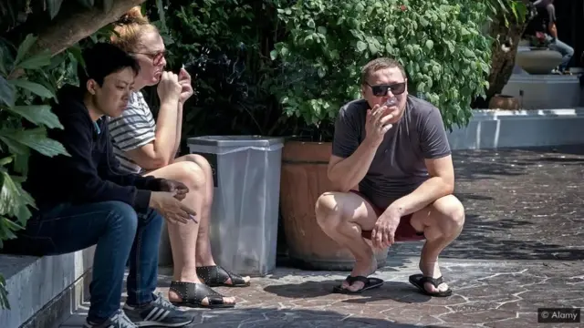 جماعة من المدخنين