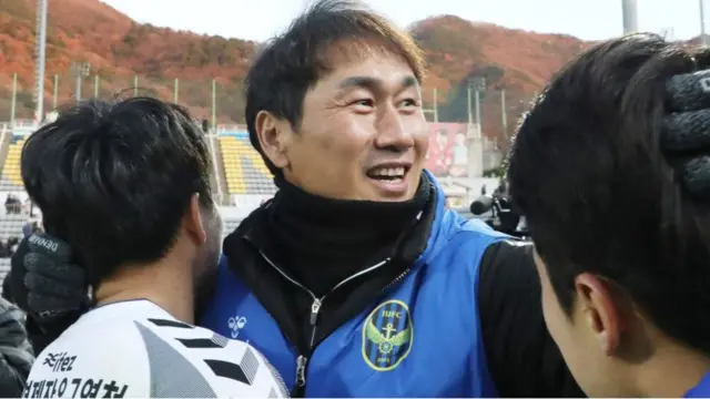 유상철 감독이 재작년 11월 30일 경남 창원축구센터에서 열린 경기에서 K리그1잔류를 확정 지은 후 선수들과 기쁨을 나누고 있다