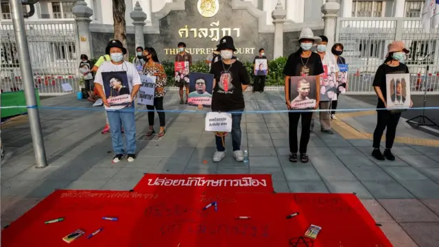 แม่ของรุ้งร่วมกิจกรรมที่หน้าศาลฎีกา ถนนราชดำเนิน แขวงพระบรมมหาราชวัง เขตพระนคร กรุงเทพฯ เมื่อวันที่ 28 เม.ย.