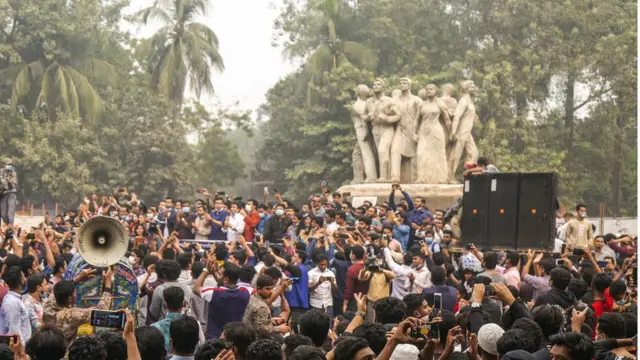 ভাস্কর্য-বিরোধী কর্মকাণ্ডের প্রতিবাদে ঢাকা বিশ্ববিদ্যালয়ের 'রাজু ভাস্কর্য'র কাছে বাংলাদেশ ছাত্রলীগের বিক্ষোভ, ০৬/১২/২০২০।
