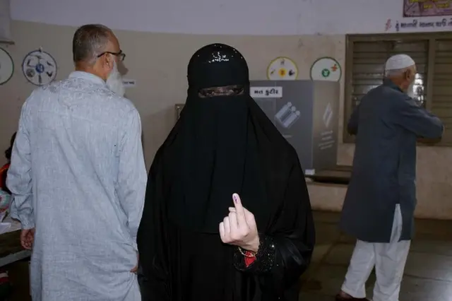 અધિકારની અભિવ્યક્તિ: રાજકોટમાં મહિલા મતદારે તેમના મતાધિકારનો ઉપયોગ કર્યો