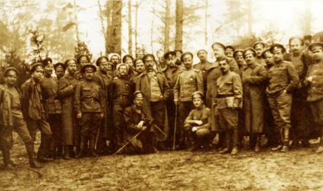 Воины украинского полка имени гетмана Богдана Хмельницкого праздновали 1 мая на Сырецком поле