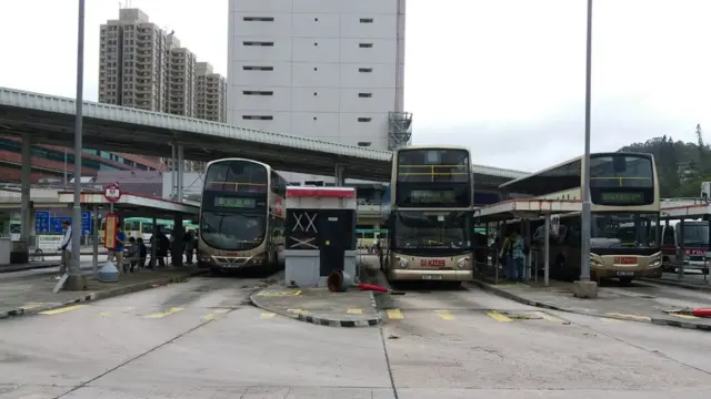 香港多間公共汽車公司宣佈，道路的狀況惡劣，周一大部份路線暫停服務。