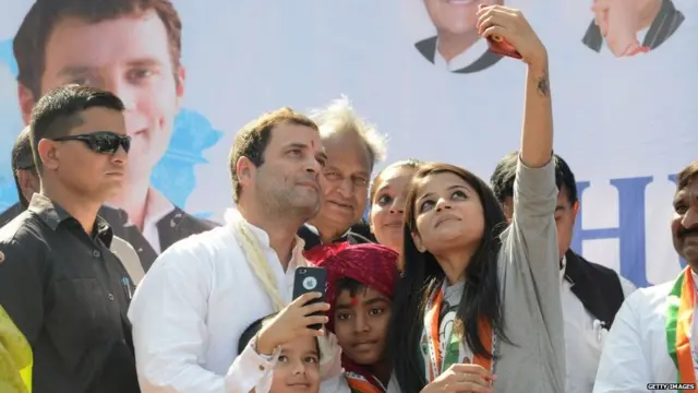 ગુજરાતમાં ચૂંટણી પ્રચાર અભિયાન દરમિયાન રાહુલ ગાંધી