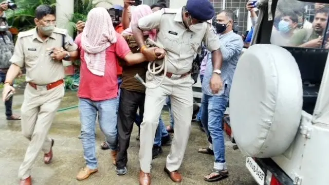 पुलिस ने जिन तीन लोगों को हिरासत में लिया