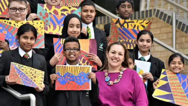 આલ્પેર્ટન કમ્યુનિટી સ્કૂલના વિદ્યાર્થીઓ સાથે આંદ્રિયા