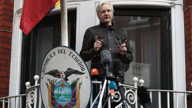 جولین اسانج به وخت نا وخت د سفارت له یوې کړکۍ رسنیو سره خبرې کولې