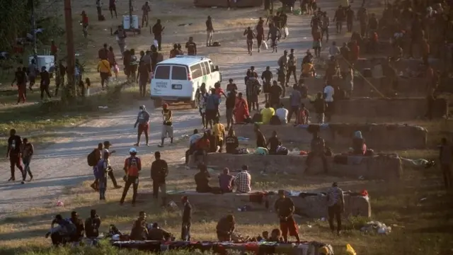Migrantes que buscan asilo en EE. UU. descansan cerca del Puente Internacional entre México y EE.UU. mientras esperan ser procesados, en Del Rio, Texas, el 16 de septiembre de 2021.