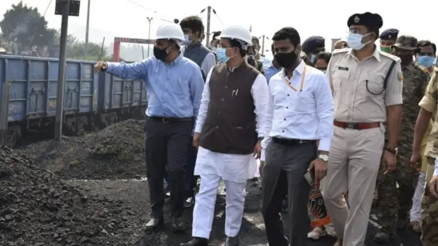 કેન્દ્રીય કોલસામંત્રી પ્રહ્લાદ જોશીએ રાંચીમાં કોલસા રૅકનું નિરીક્ષણ કર્યું હતું