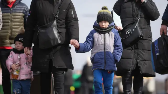 Refugiados ucranianos llegando a Hungría.