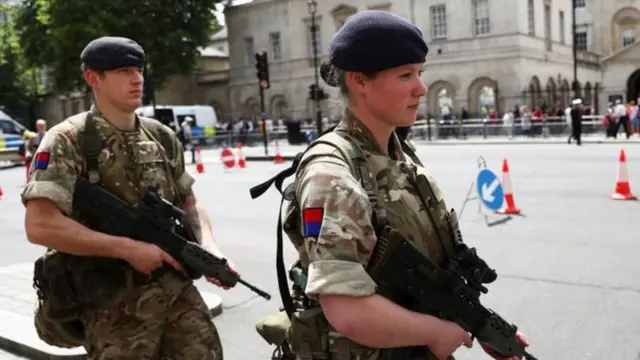 ලන්ඩන් නගර මධ්‍යයේ යුද හමුදා භටයන්