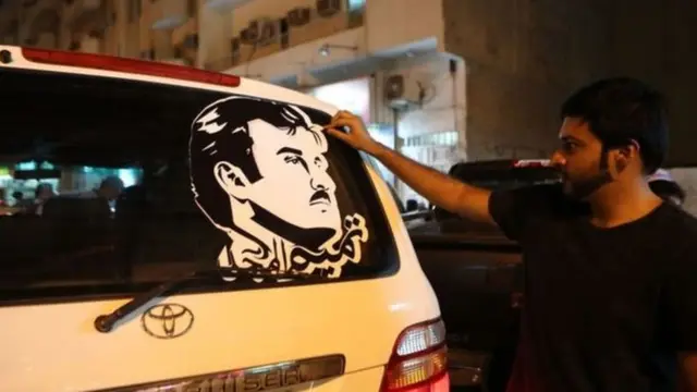 Катардын жарандары өзүнүн эмирин колдоп жатышат.