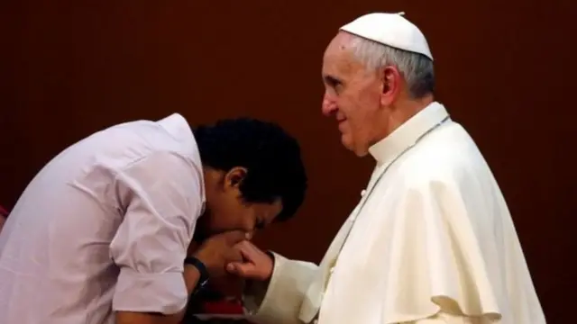 Wasu wadanda aka ga Fafaroma ya bari sun sumbaci zoben nasa.