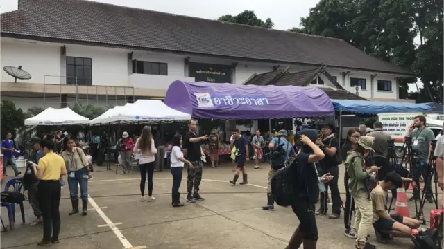 สื่อมวลชนจำนวนมากระหว่างรอการแถลงข่าวที่ อบต. โป่งผา