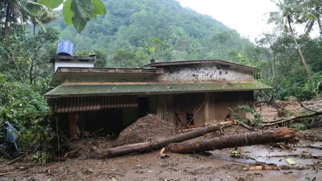 వరద ఉధృతికి దెబ్బతిన్న ఇల్లు