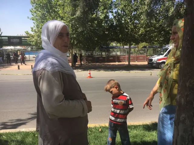 70 yaşındaki Mevlüde Gündüz, kızı Berfin ve küçük oğlu