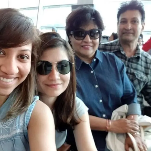 பெற்றோர் மற்றும் சகோதரியுடன் நவி