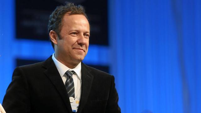 Vik Muniz durante cerimôniasorteio da quina bolão caixaque foi premiado no Fórum Econômico Mundial