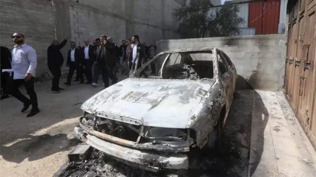 آثار العنف خلال جولة تفقدية لممثل الخارجية الأمريكية للشؤون الفلسطينية هادي عمرو