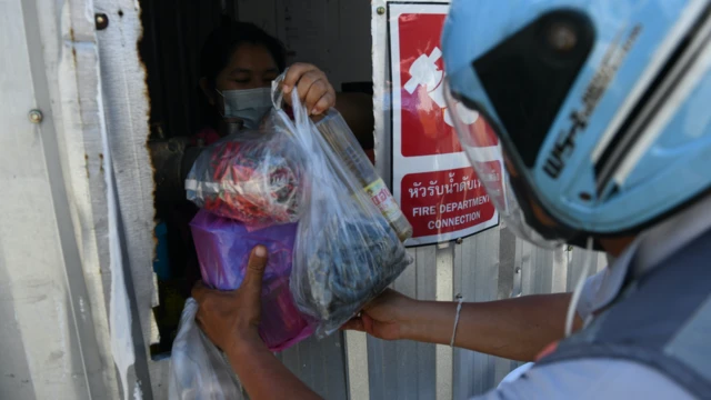 แรงงานที่แคมป์แรงงานบริเวณถนนสีลมซอย 9 ที่ต้องกักตัวต้องอาศัยมอเตอร์ไซค์รับจ้างในการซื้อกับข้าวและข้าวของเครื่องใช้