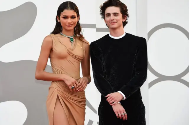 النجمان تيموثي شالاميه وزيندايا خلال افتتاح فيلم "دون"