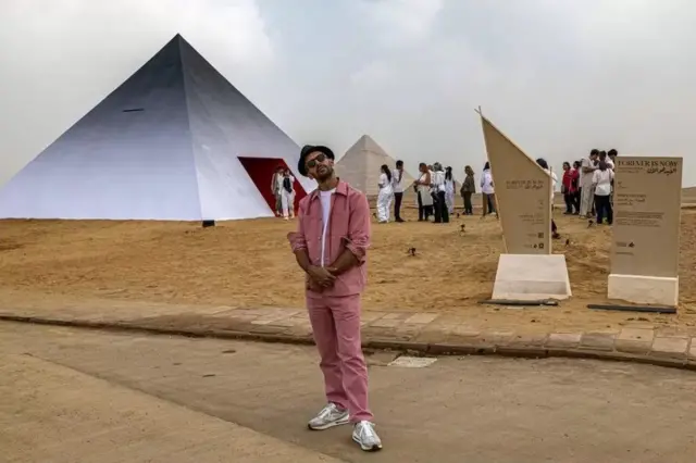 معرض فني عند سفح أهرامات الجيزة