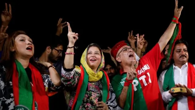 هواداران عمران خان پیروزی او را جشن گرفته اند