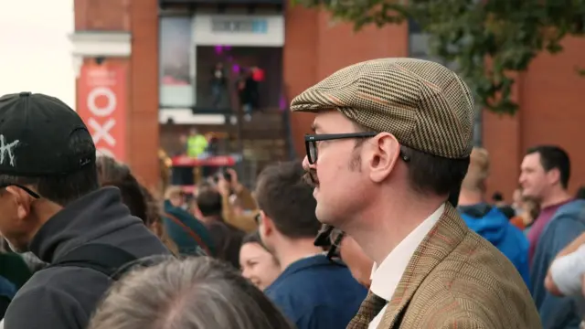 Публика на южном берегу Темзы