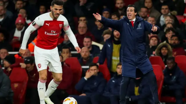 Umunya-Espanye Unai Emery (iburyo) yatangiye gutoza Arsenal mu kwezi kwa gatanu uyu mwaka, asimbuye Umufaransa Arsène Wenger