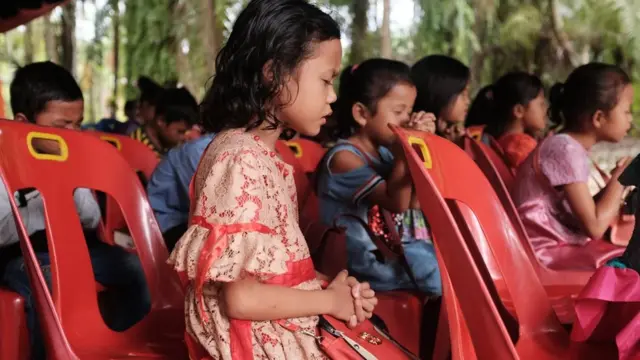 Anak-anak dari segala umur, mengikuti pendidikan agama Kristen di sekolah minggu yang tak didapat di sekolah mereka.