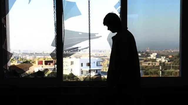 一名伊拉克庫爾德男子正在檢查伊朗導彈襲擊伊拉克北部埃爾比勒市後的受損情況（2024年1月16日）