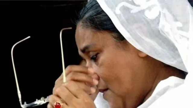 হামলায় অল্পের জন্যে বেঁচে যান আওয়ামী লীগের নেত্রী ও বর্তমান প্রধানমন্ত্রী শেখ হাসিনা।