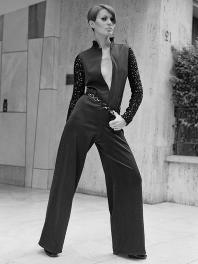 Modelo posa de macacão de crepe preto, criação de Yves Saint Laurent, em 19 de agosto de 1968 em Paris