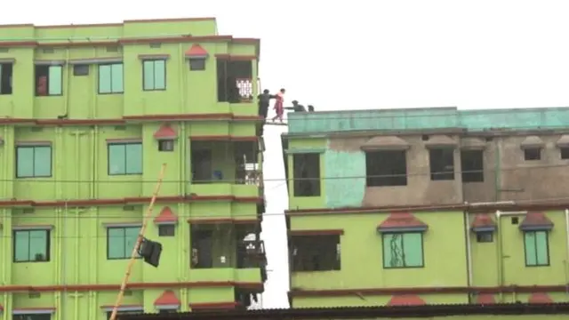 শনিবার বাড়িটির বাসিন্দাদের সরিয়ে নেয়া হয় এভাবে।